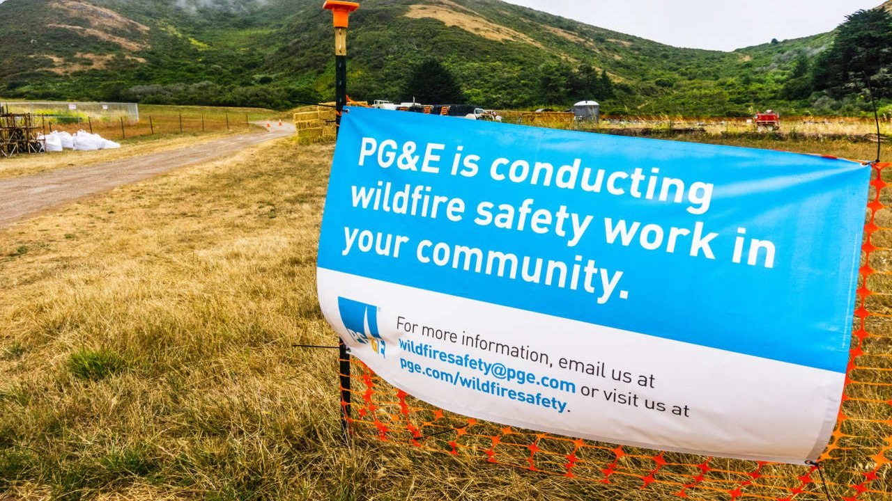 Акции PG&E и других энергокомпаний обвалились из-за рисков ответственности за лесные пожары в Калифорнии