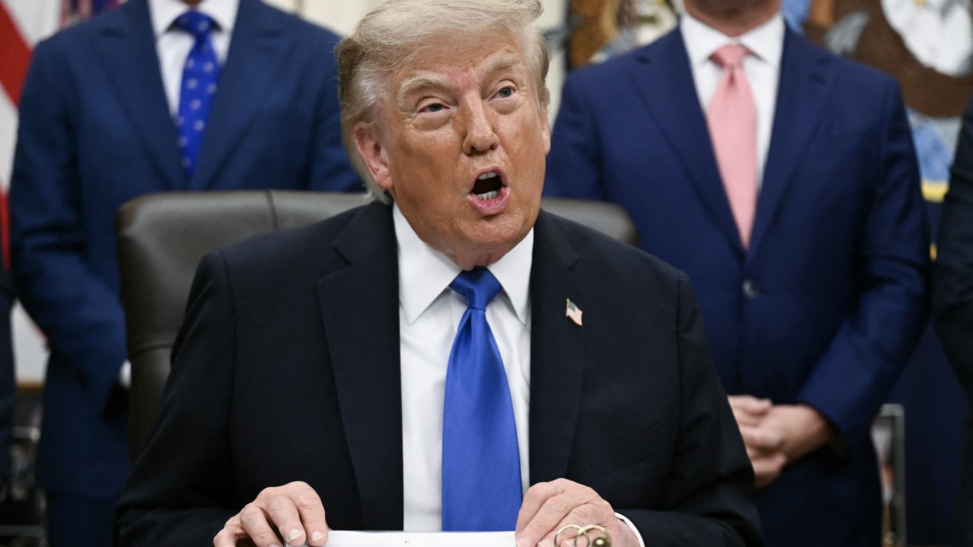 Трамп говорит, что заработал "сотни миллиардов долларов на акциях" для США в потоке сообщений об искусственном интеллекте