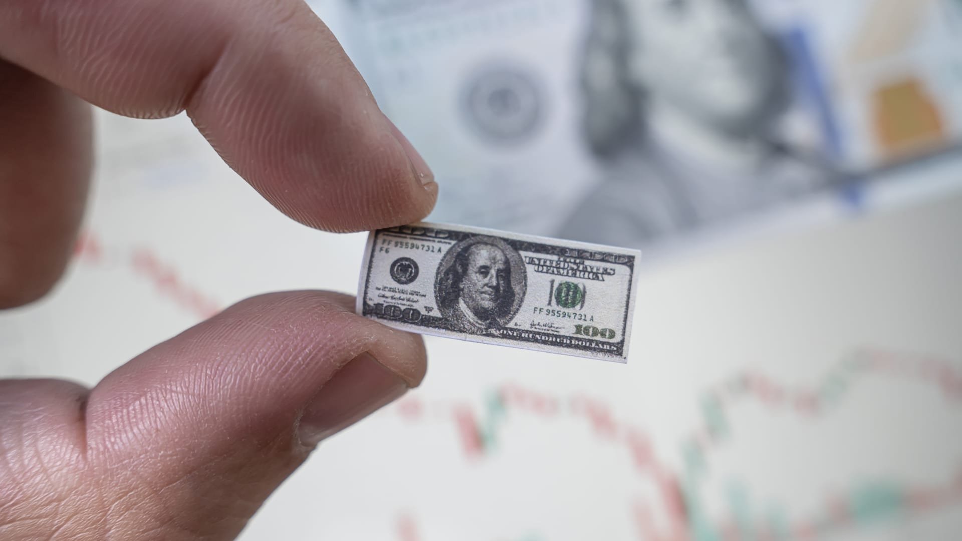 Инфляция снова обгоняет рост зарплат, сокращая доходы американцев