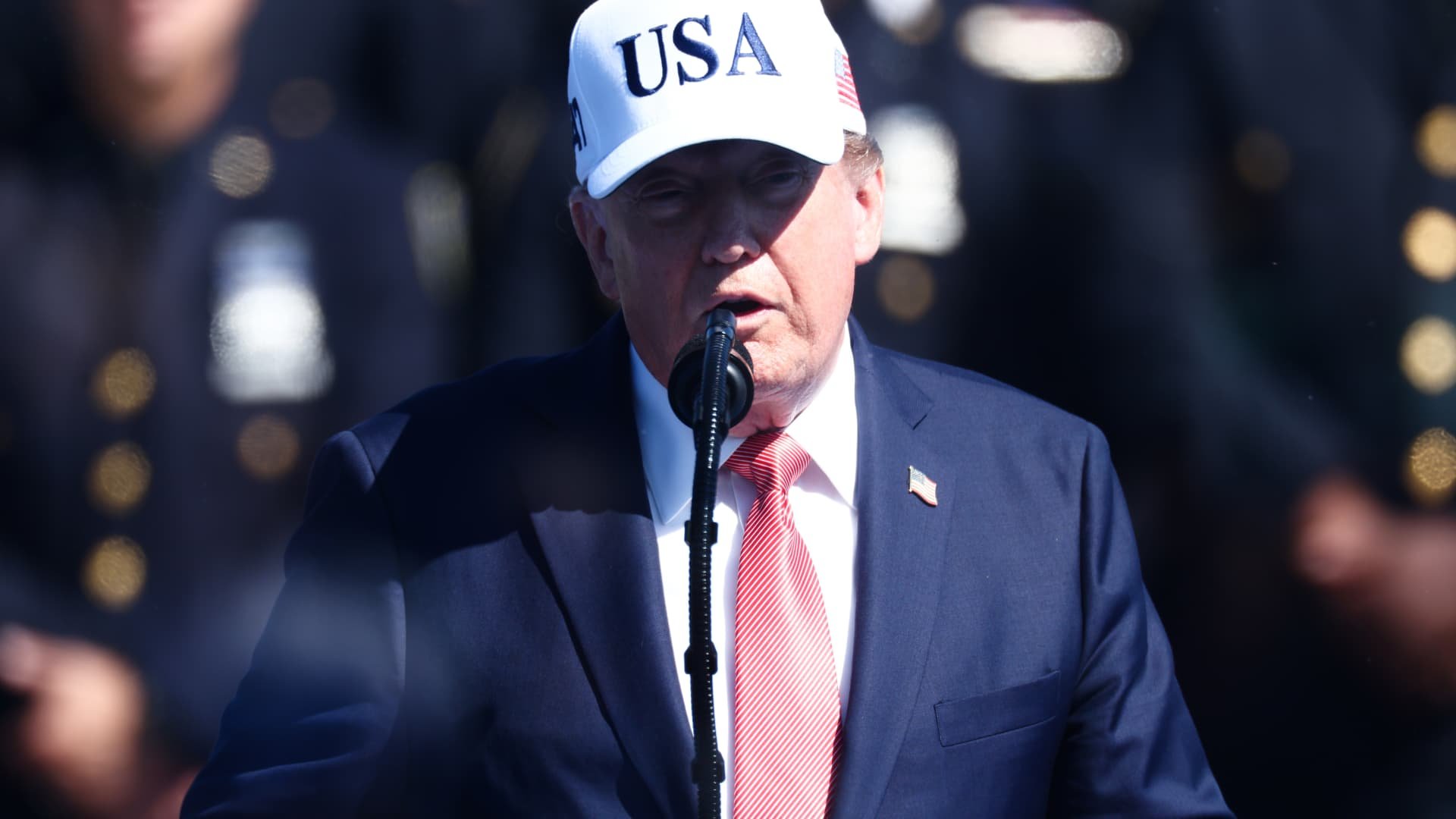 Трамп заявил об отсутствии необходимости в дополнительном регулировании ИИ и раскритиковал CEO Anthropic Дарио Амодеи