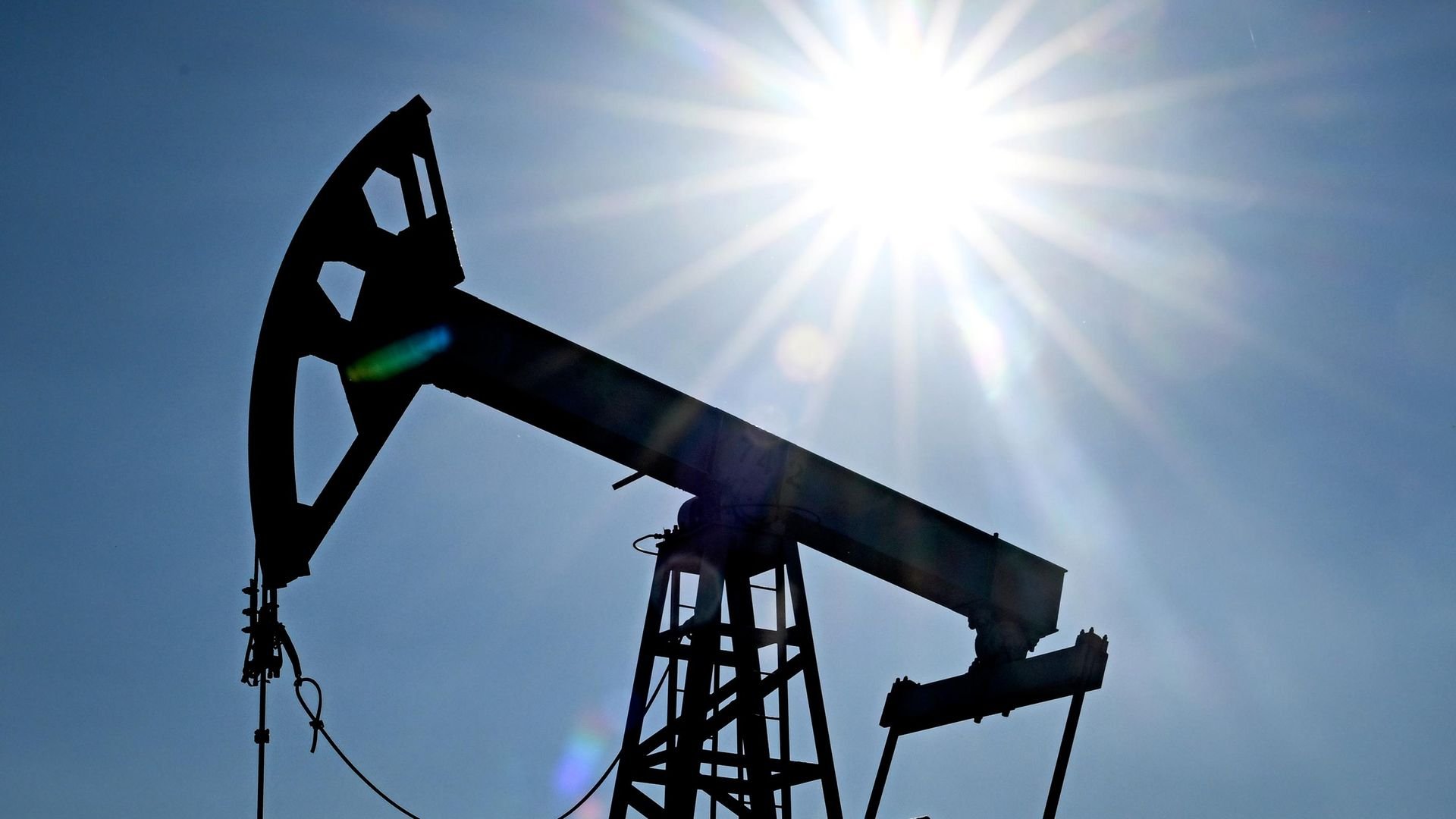 Саудовская Аравия сокращает поставки в Европу, но мировая нефть дешевеет: ваш бензин пока не подорожает, а вот логистика и сроки — уже под угрозой