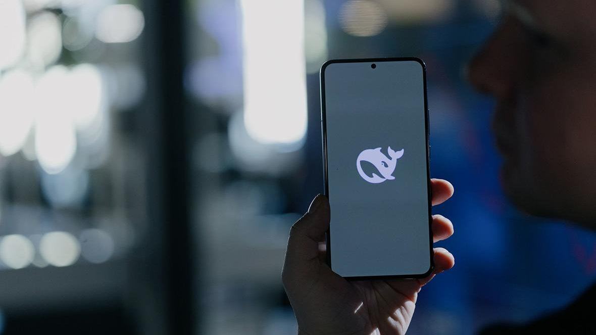 Число жалоб на работу DeepSeek в России превысило 6 тыс. за сутки