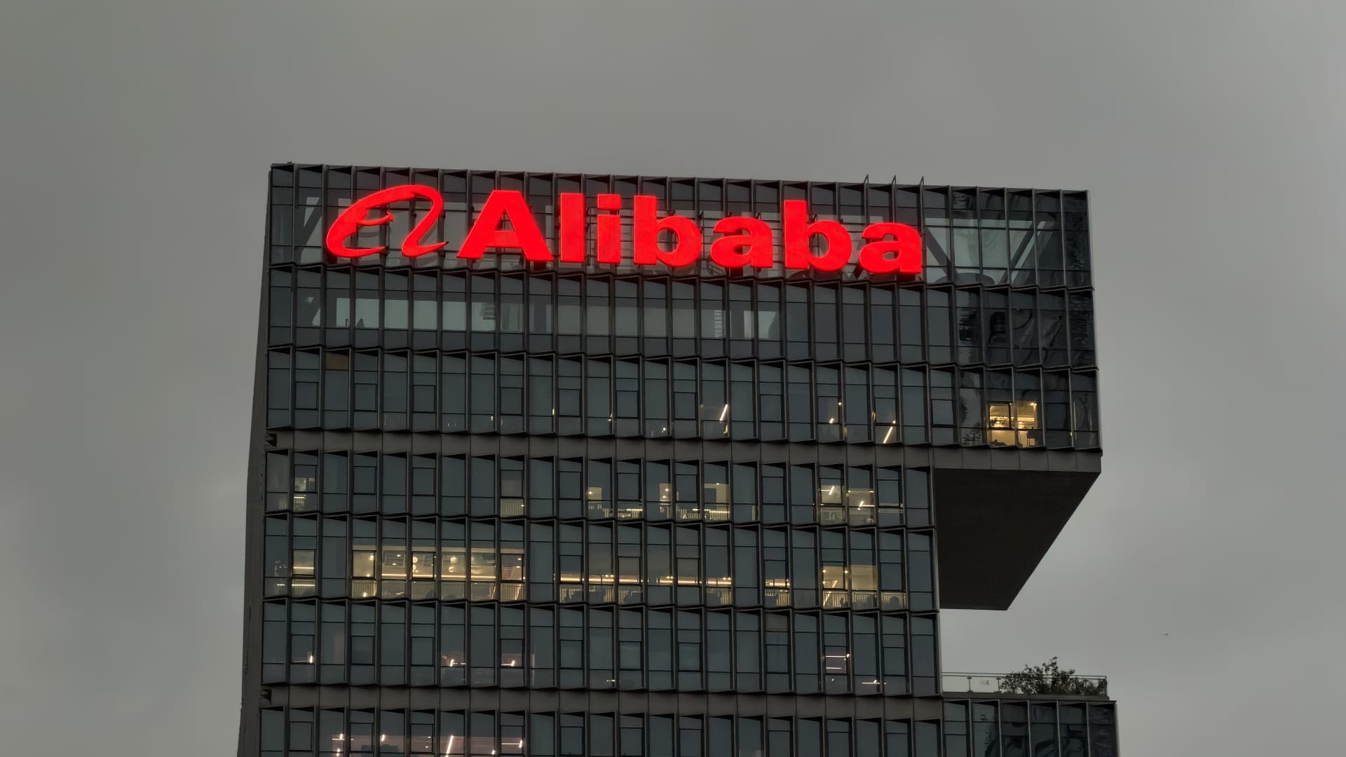 Акции Alibaba взлетели после анонса нового чипа для ИИ и планов по строительству дата-центров