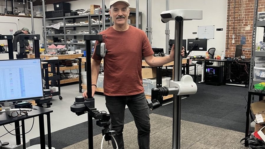 TechCrunch Disrupt 2026: Аарон Эдсингер представил на сцене Stretch 4 от Hello Robot