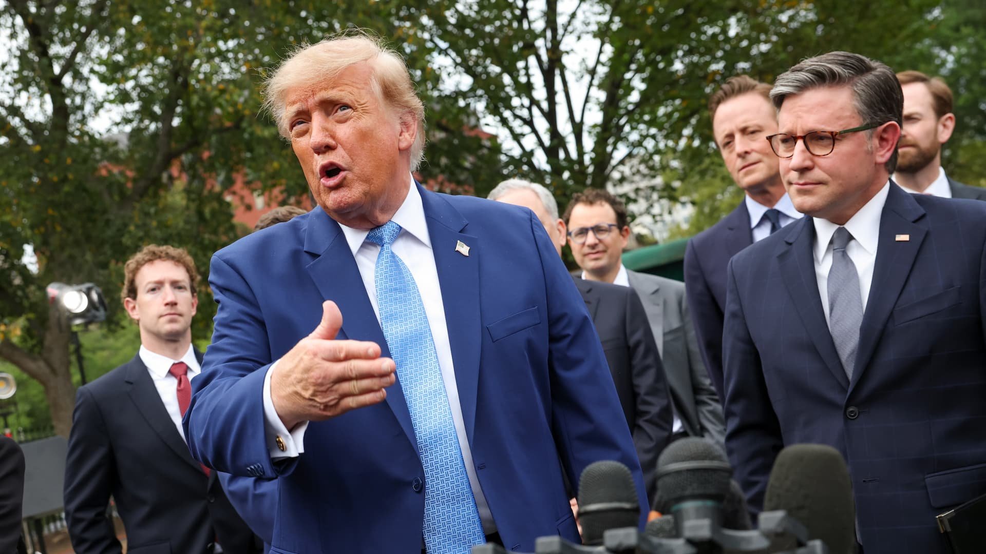 Трамп пытается переименовать искусственный интеллект в "суперинтеллект", поскольку опросы показывают, что он проигрывает в ключевом вопросе