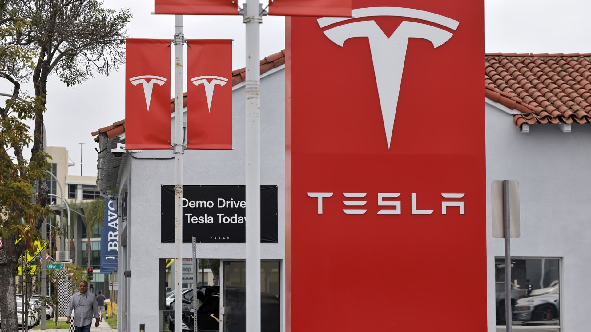 Tesla сообщает о поставках 486 532 автомобилей в третьем квартале, что превышает ожидания
