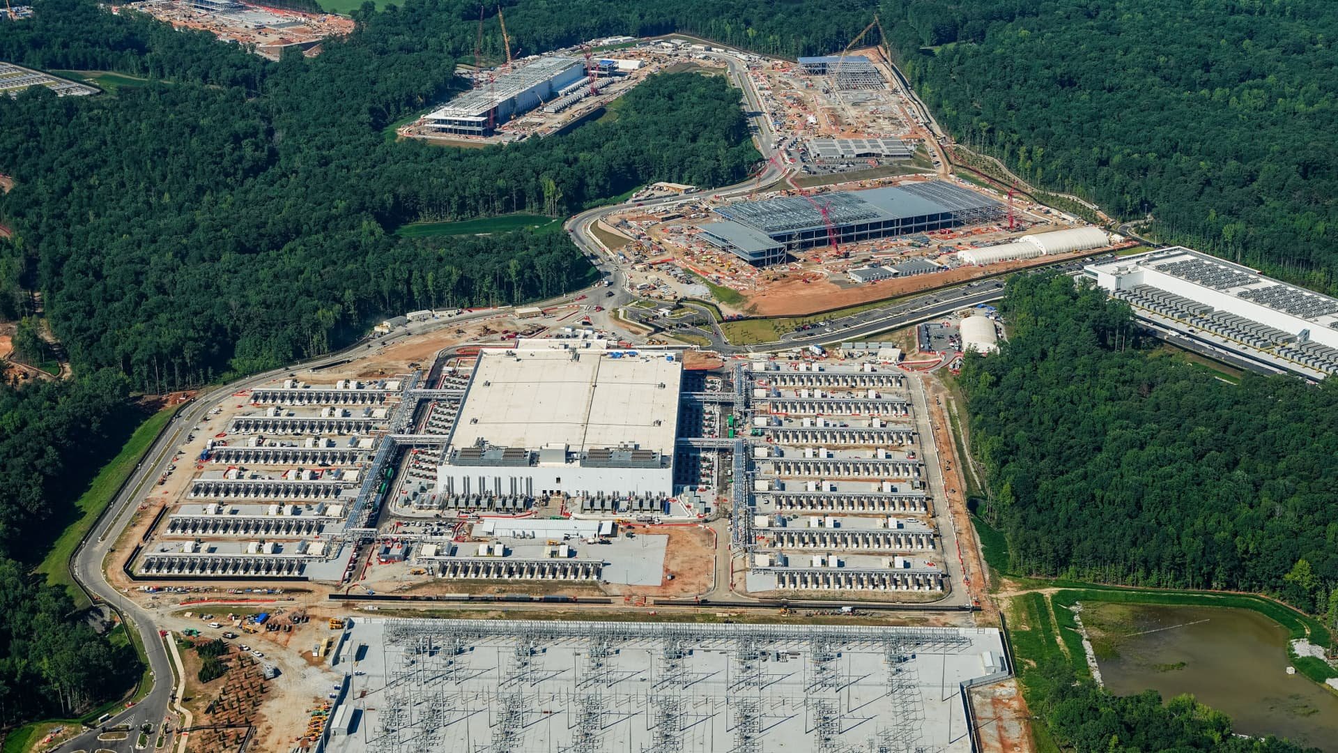Уолл-стрит продвигает дата-центры как крупную ставку на недвижимость, но риски растут.