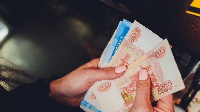 МРОТ растёт на 6,8%: кто получит прибавку, а кто заплатит за неё через цены