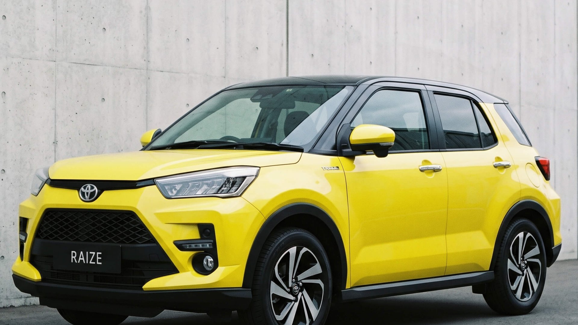 В России начали продавать компактный кроссовер Toyota Raize — по цене от 1,28 млн ₽