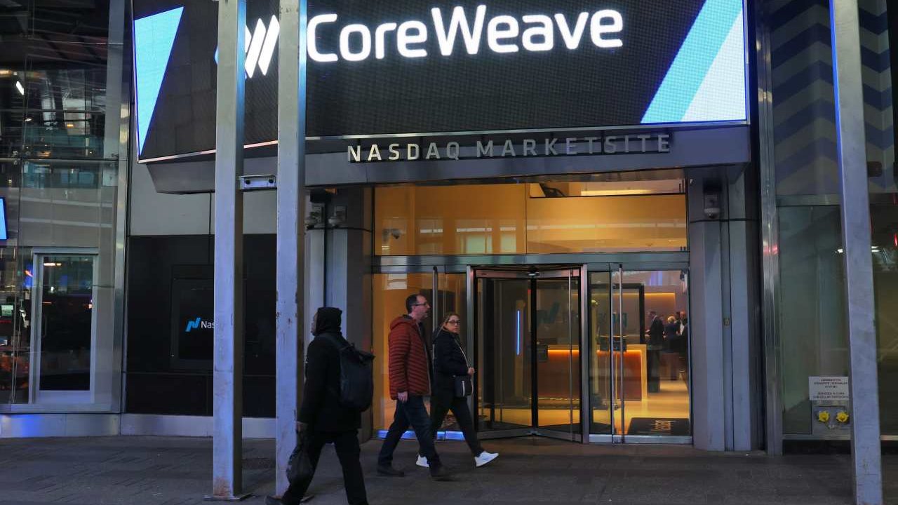 Инвесторы CoreWeave встревожены новым давлением на акции и облигации компании.