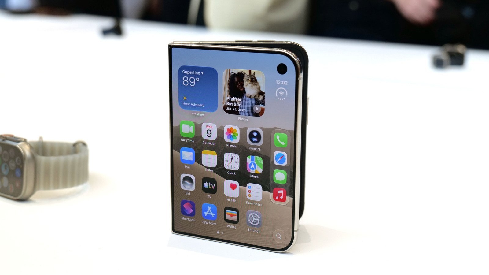 Складной iPhone за $2000 разлетелся в предзаказе до 2027 года: кто на самом деле покупает и зачем это вам