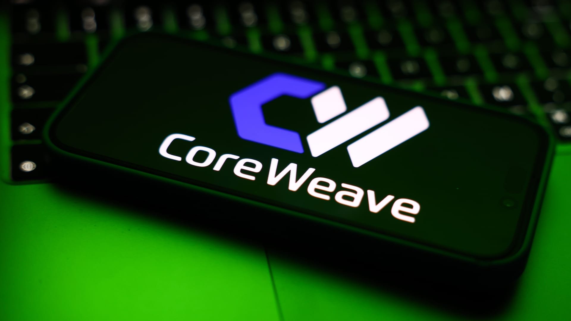 Вот как распродажа CoreWeave повлияла на оценки OpenAI и Anthropic