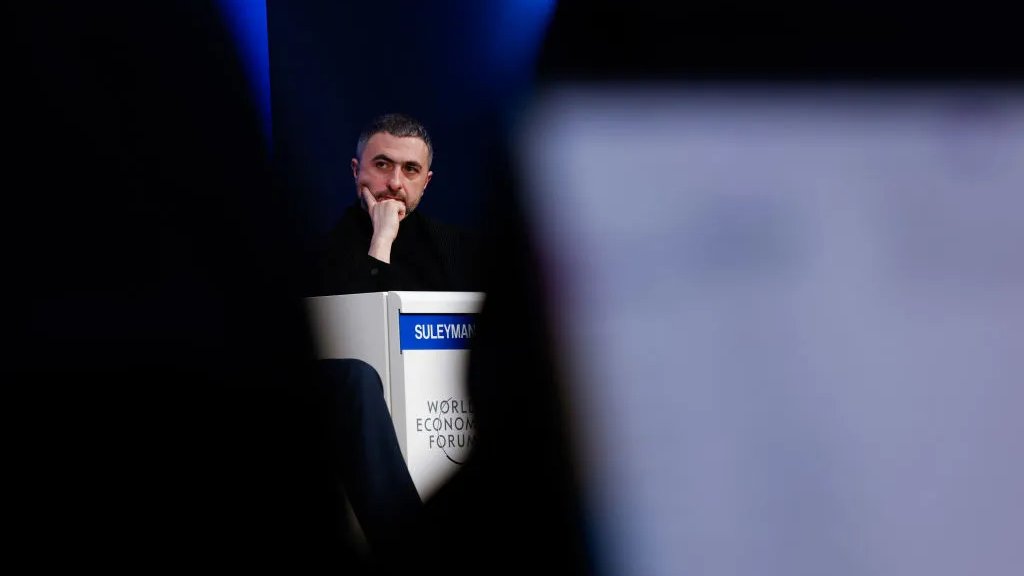 Глава Microsoft Мустафа Сулейман заявил, что их ИИ превосходит врачей в сложных случаях, стремясь к созданию «медицинского суперинтеллекта