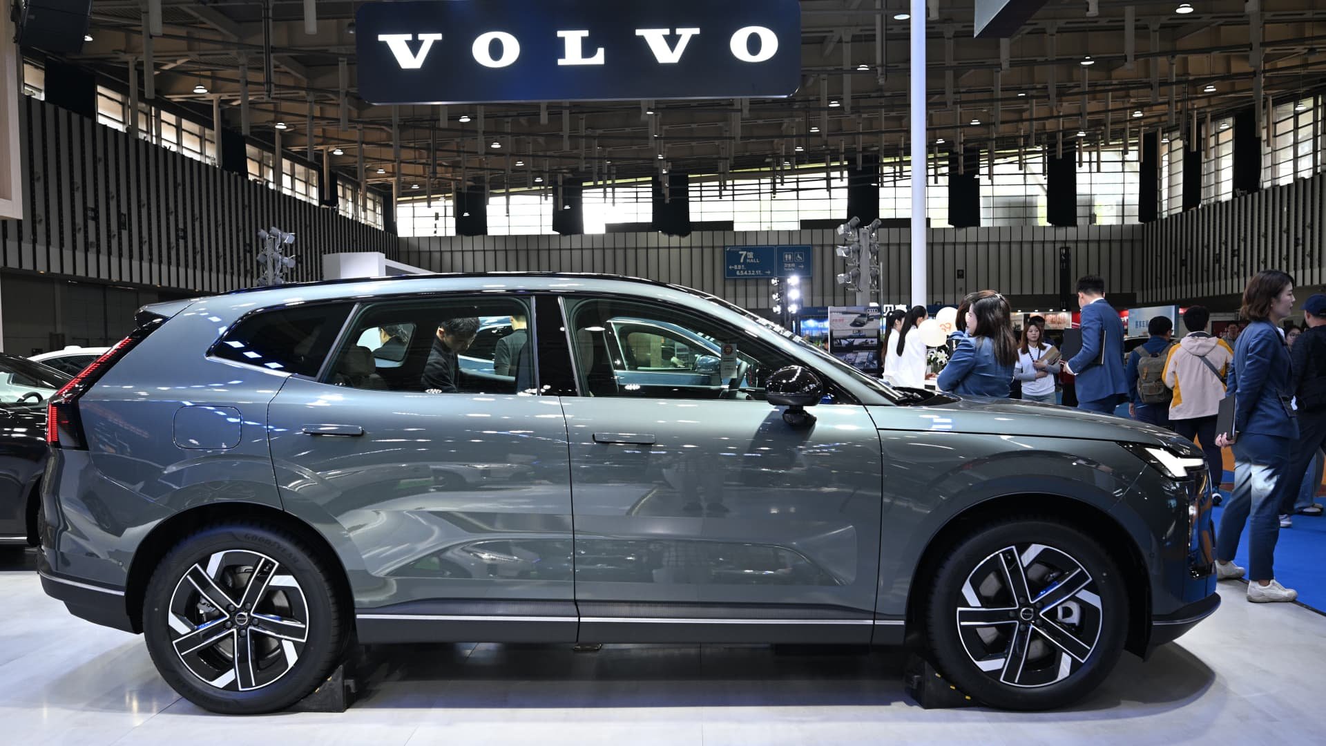Акции Volvo обвалились на 28% из-за падения продаж в Китае и новых сокращений
