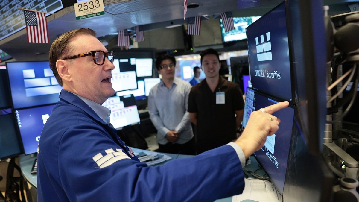 Dow Jones завершил торги в небольшом плюсе, Nasdaq упал максимально с июня