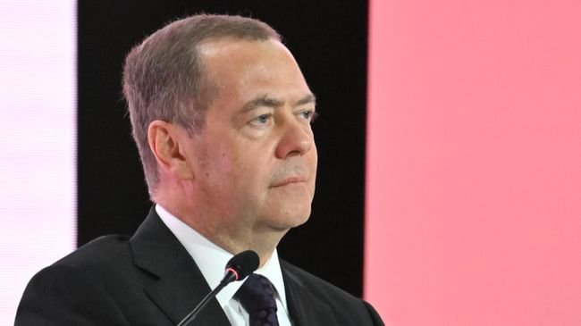 Россия стоит и развивается, несмотря на санкции, заявил Медведев